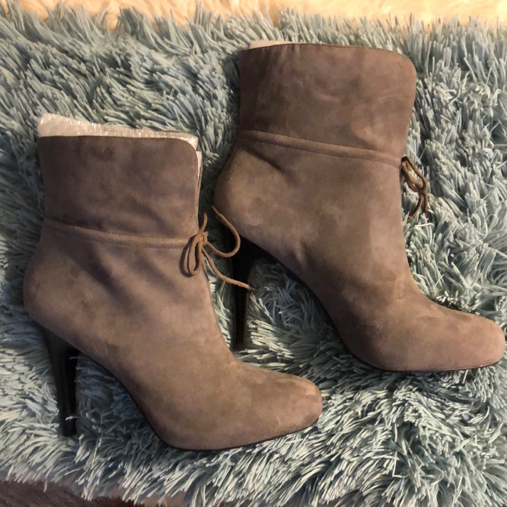 Banana Republic Leather Suede Boots new but lining is peeling due to storage sz9